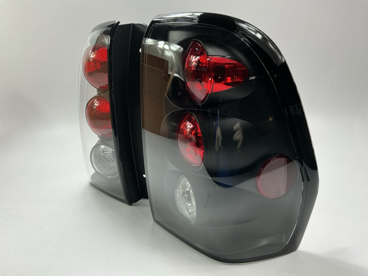 NEW AFTERMARKET JDM BLACK Tail Light Lamps For 2004-2004 Chevy Trailblazer