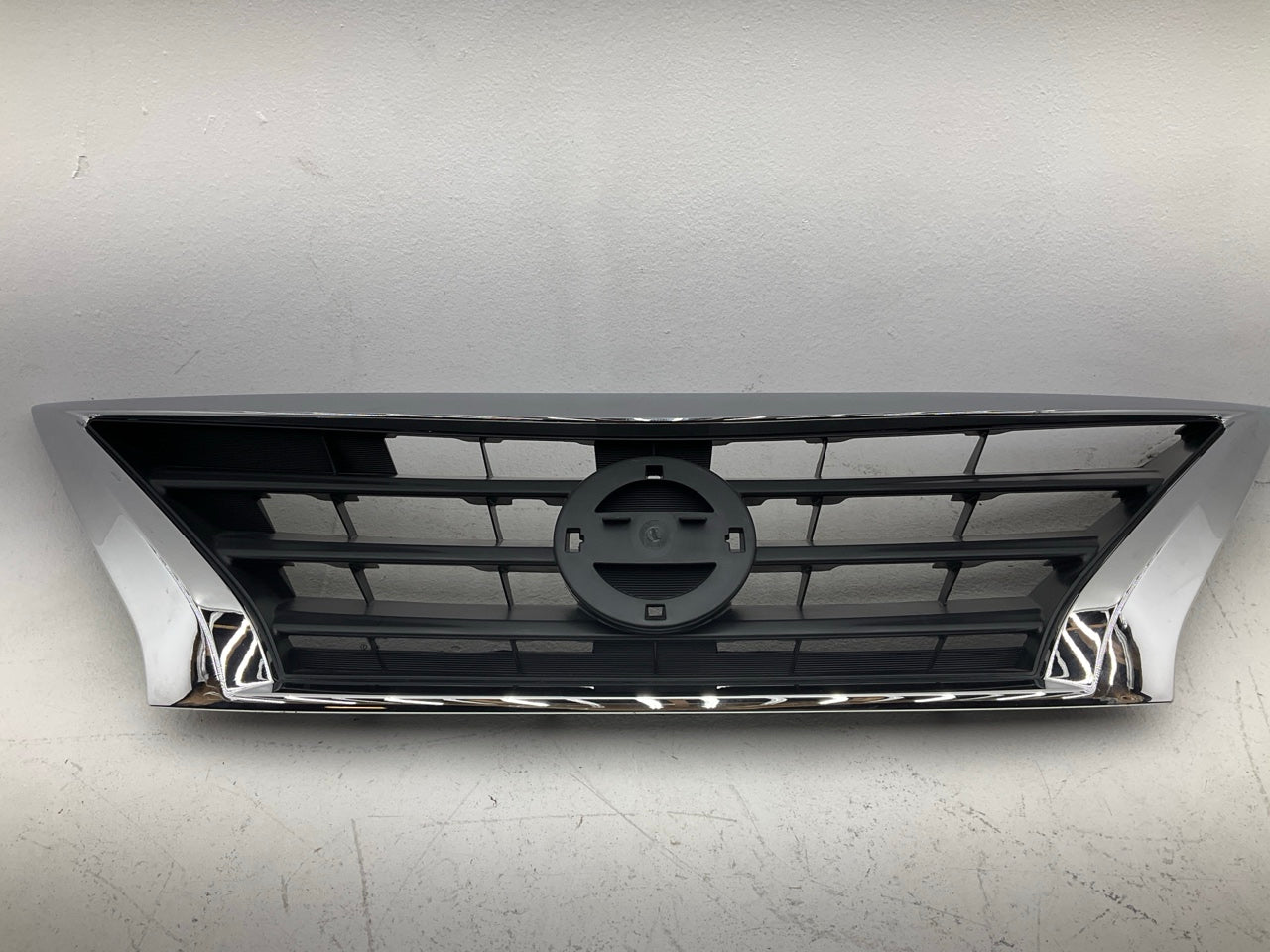 NEW AFTERMARKET  Black W/Chrome Upper Grille For 2015-16 Nissan Versa NI1200261