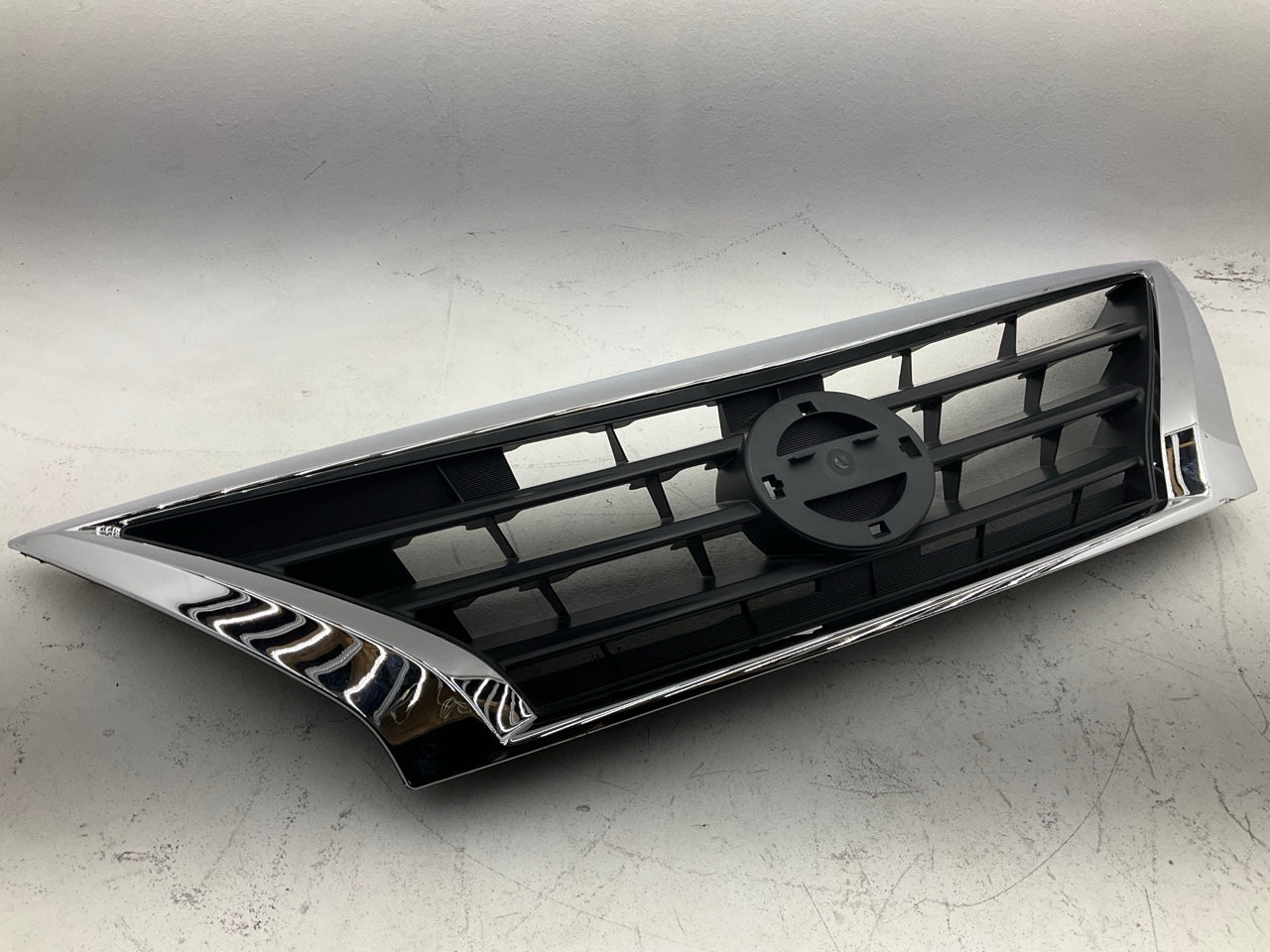 NEW AFTERMARKET  Black W/Chrome Upper Grille For 2015-16 Nissan Versa NI1200261