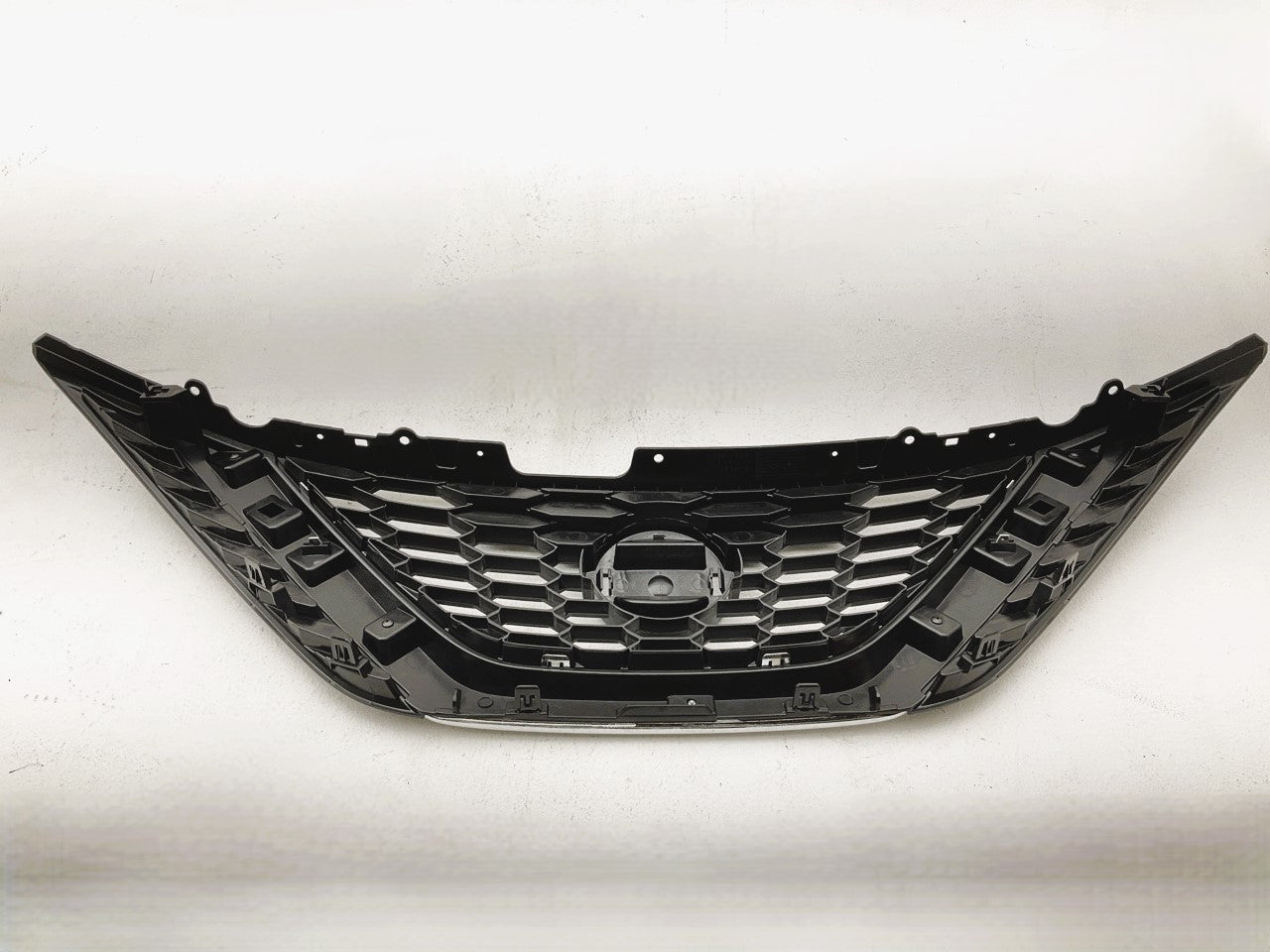 AFTERMARKET Chrome Shell With Gloss Black Insert Grille For 16-19 Nissan Sentra