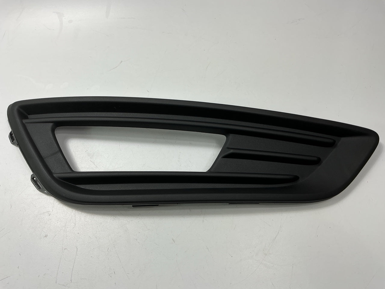 Front Right Passenger Side Fog Light Lamp Bezel For 15-18 Ford Focus AFTERMARKET