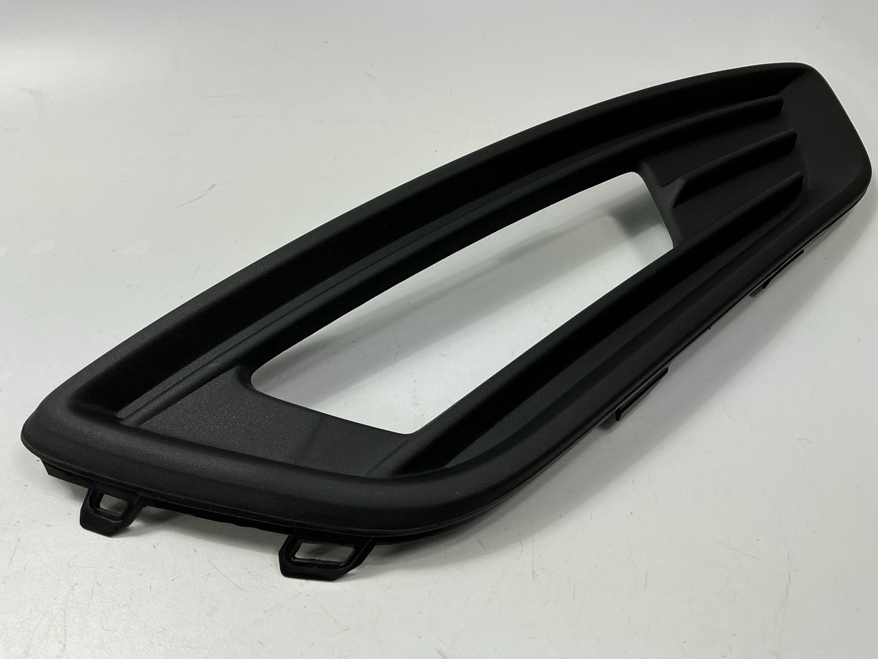 Front Right Passenger Side Fog Light Lamp Bezel For 15-18 Ford Focus AFTERMARKET