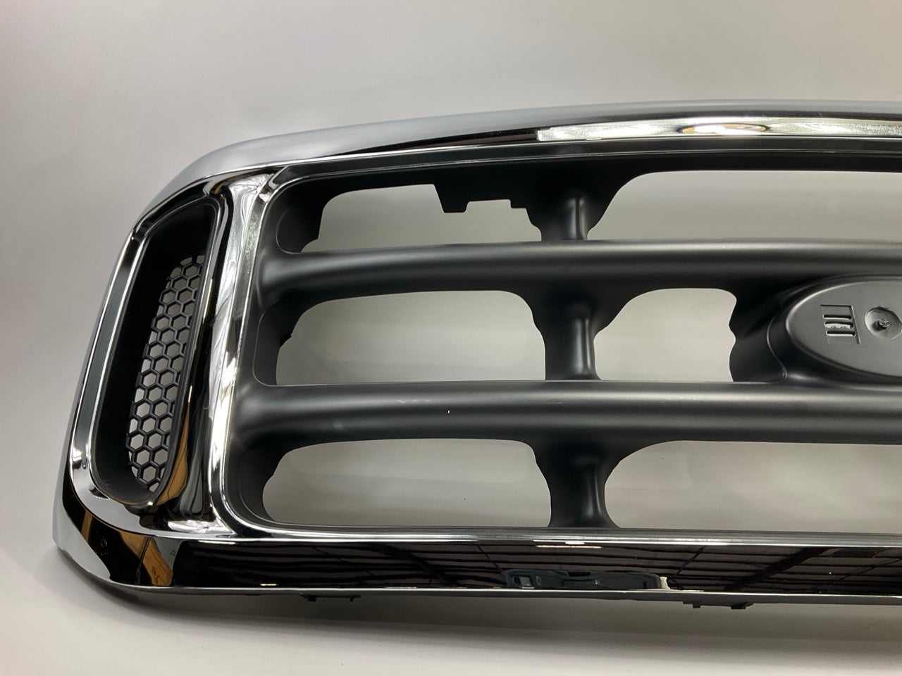 NEW AFTERMARKET Chrome Gray Front Grille - 1999-2004 Ford F-250 F-350 Super Duty