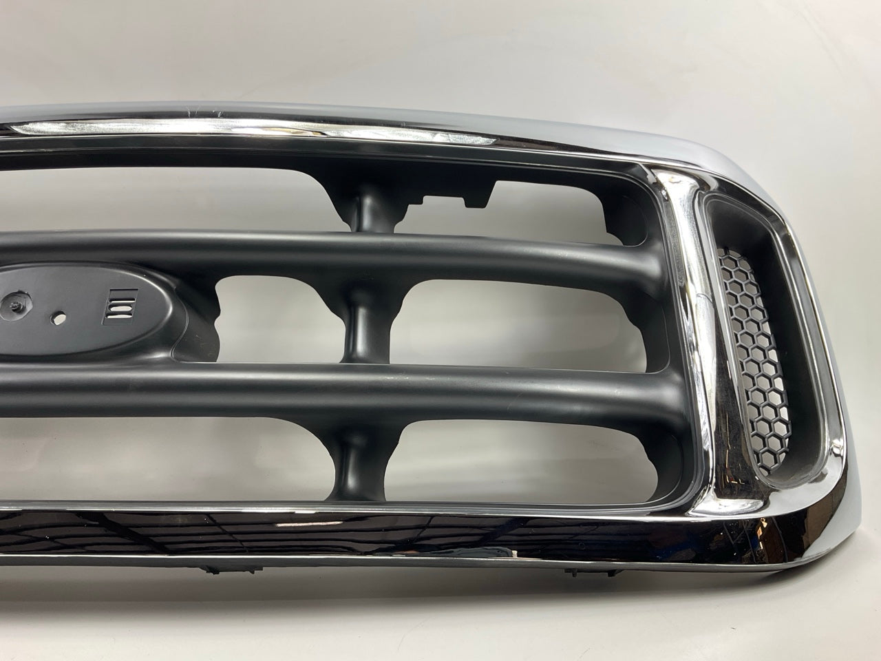 NEW AFTERMARKET Chrome Gray Front Grille - 1999-2004 Ford F-250 F-350 Super Duty
