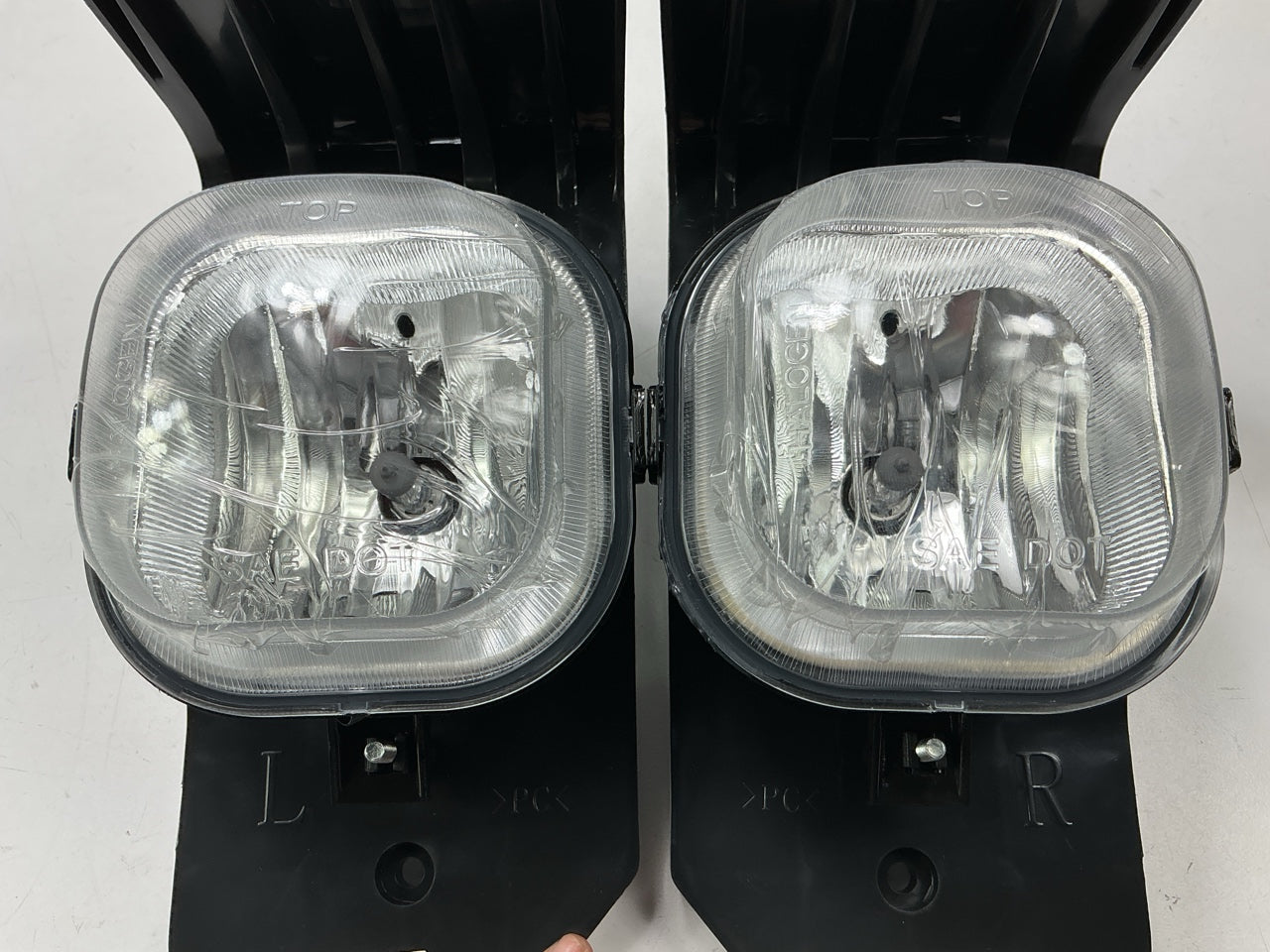 AFTERMARKET - Fog Lights Lamp Set W/ Bracket Mount FO2592211