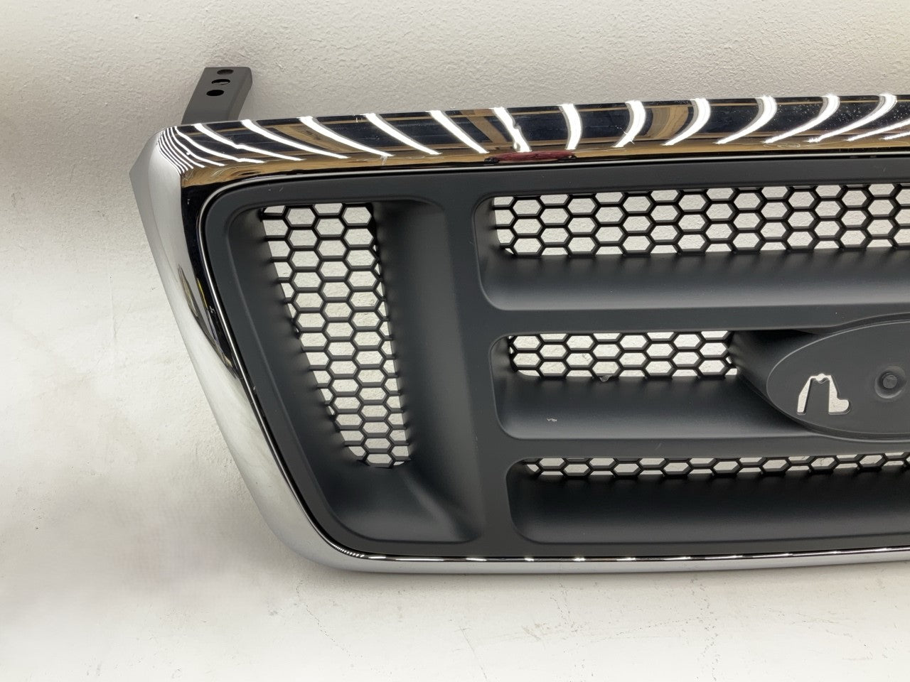NEW - AFTERMARKET FO1200413 Front Grille (Chrome/Black) For 2004-2007 F-150 XL