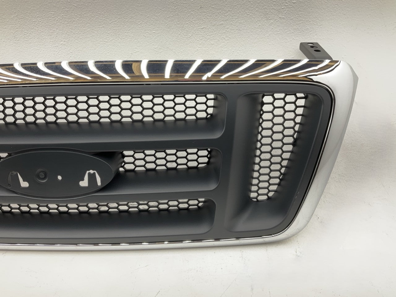 NEW - AFTERMARKET FO1200413 Front Grille (Chrome/Black) For 2004-2007 F-150 XL