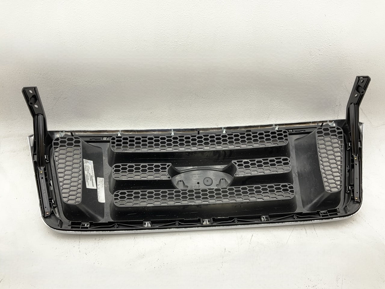 NEW - AFTERMARKET FO1200413 Front Grille (Chrome/Black) For 2004-2007 F-150 XL