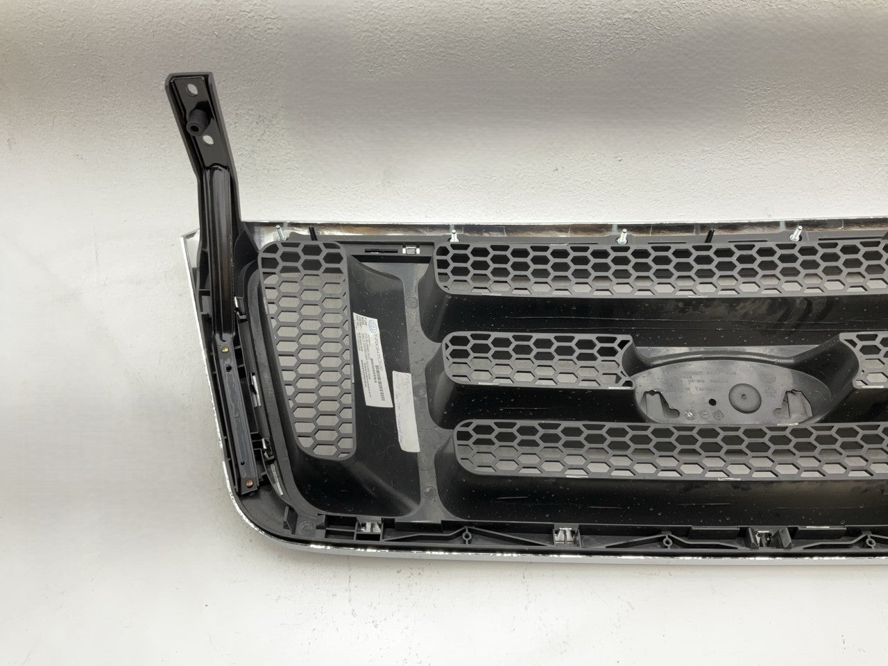 NEW - AFTERMARKET FO1200413 Front Grille (Chrome/Black) For 2004-2007 F-150 XL