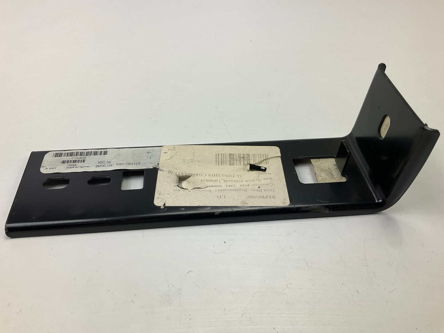 NEW AFTERMARKET - Front Center Bumper Retainer Bracket GM1065115