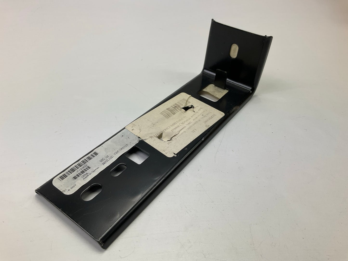NEW AFTERMARKET - Front Center Bumper Retainer Bracket GM1065115