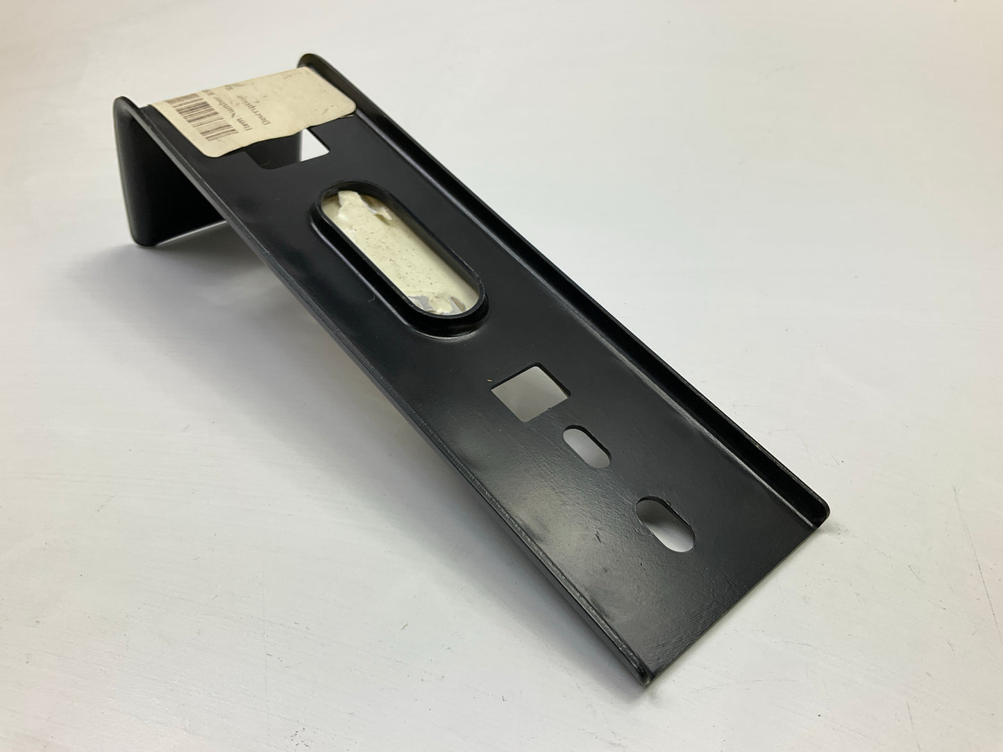 NEW AFTERMARKET - Front Center Bumper Retainer Bracket GM1065115