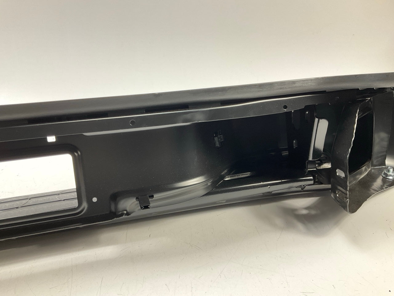 SCRATCHED SEE PHOTOS NEW AFTERMARKET GM1101115 Rear Bumper 00-06 Tahoe , Yukon