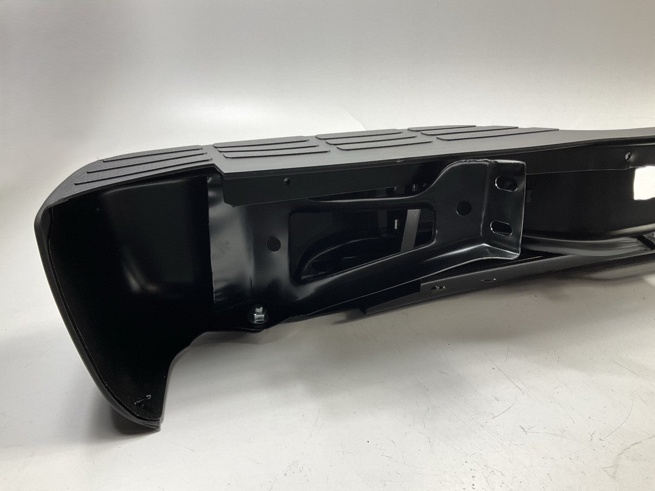 NEW GM1103124 Rear Step Bumper, Black 1999-2007 Chevy Silverado GMC Sierra 1500