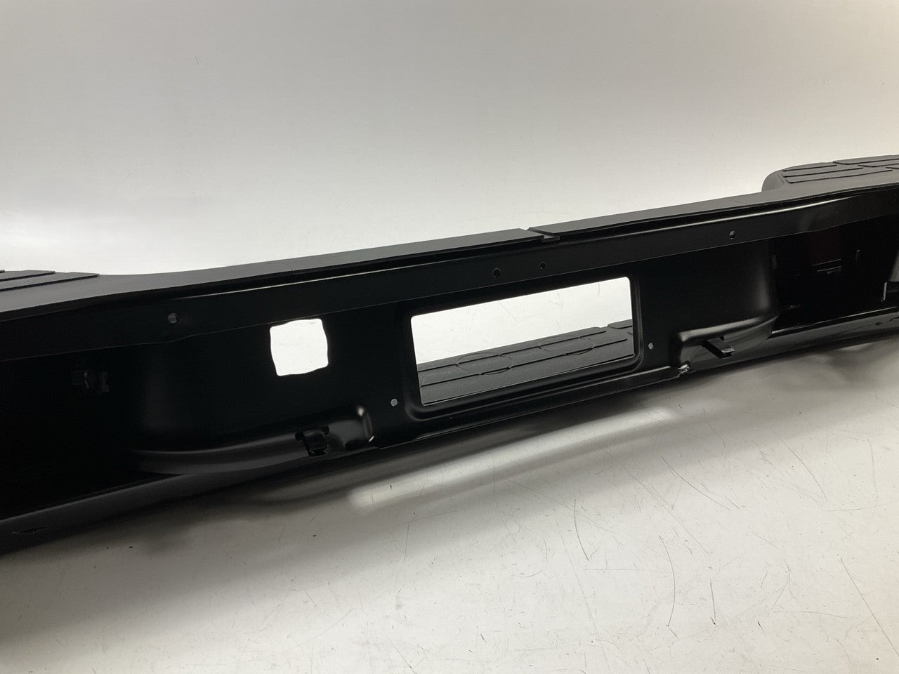 NEW GM1103124 Rear Step Bumper, Black 1999-2007 Chevy Silverado GMC Sierra 1500