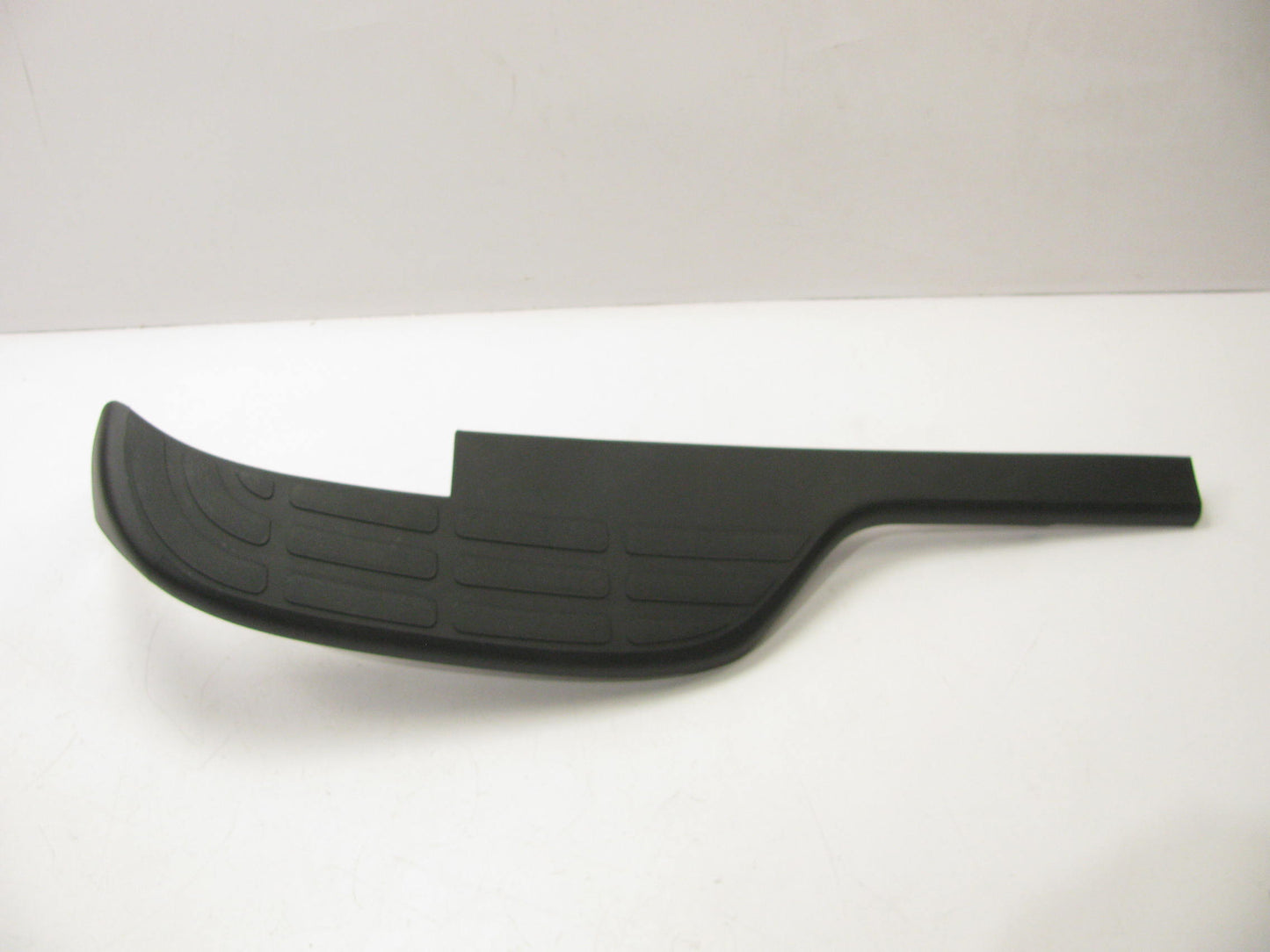 NEW - AFTERMARKET GM1191136 Rear Left Bumper Step Pad For 99-04 Silverado Sierra