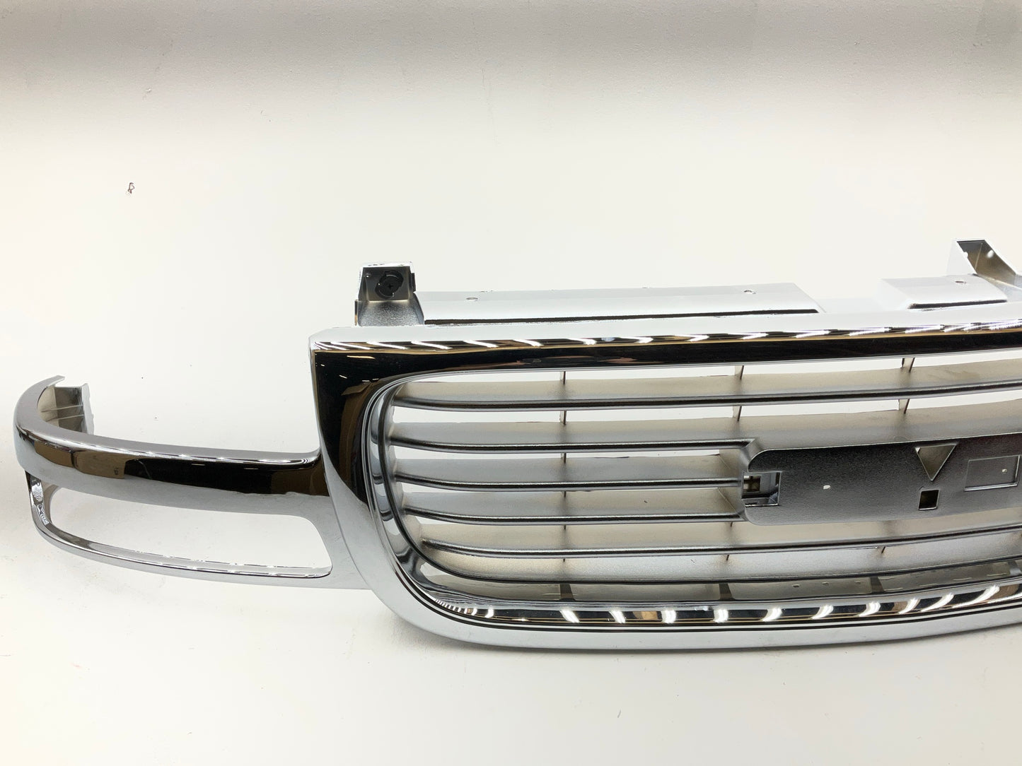 GM1200430 Chrome Front Grille - 1999-2002 GMC Sierra 1500, 2000-2006 Yukon
