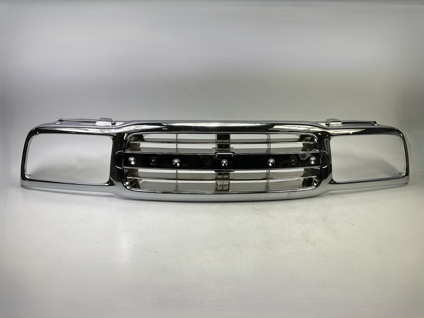 NEW AFTERMARKET GM1200464 Grille - 1999-2004 Chevrolet Tracker