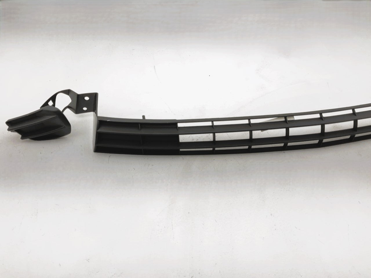 NEW GM1200536 Grille For 04-05 Malibu / Maxx LT Textured With Fog Lamp Hole
