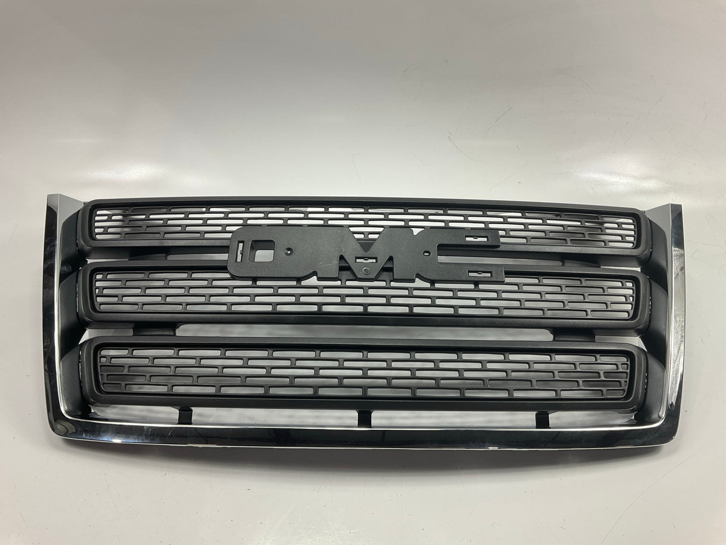 NEW AFTERMARKET Front Black & Chrome Grille For 2010-2015 GMC Terrain