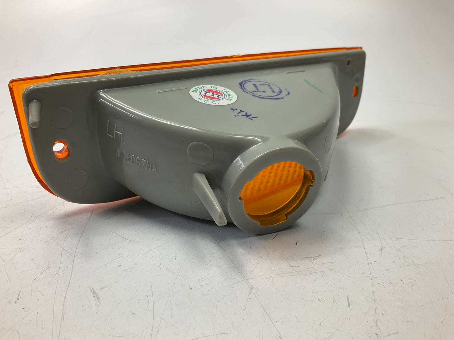 GM2520134 Left Parking Signal Light Lamp, Bumper Mounted - 1993-1994 Buick Regal