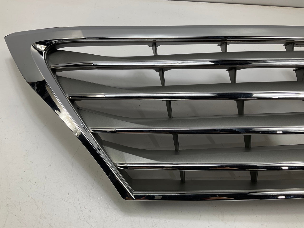 AFTERMARKET - Damaged Broken Clip - Front Chrome Grille For 2008-11 Lexus LX570