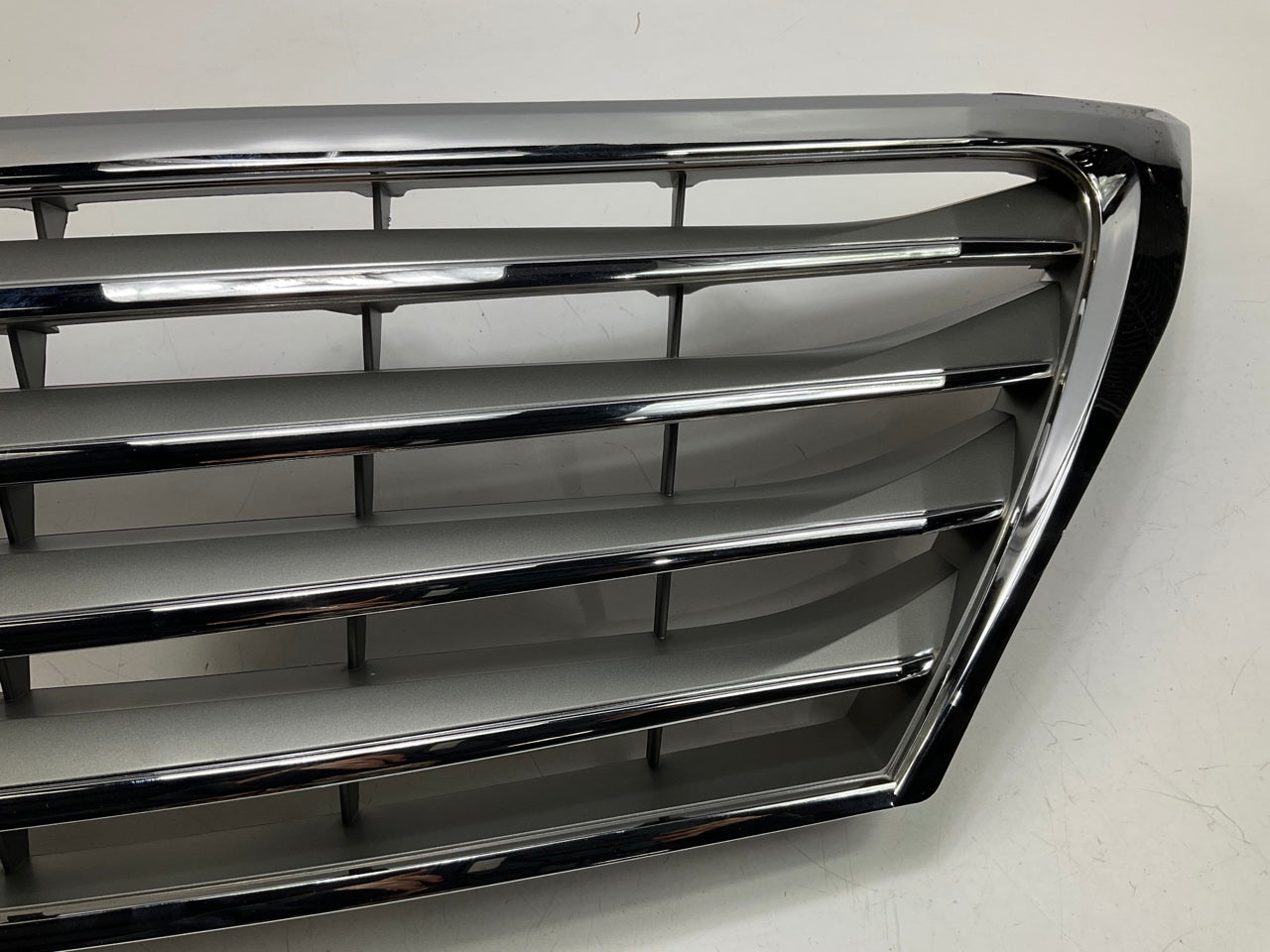 AFTERMARKET - Damaged Broken Clip - Front Chrome Grille For 2008-11 Lexus LX570
