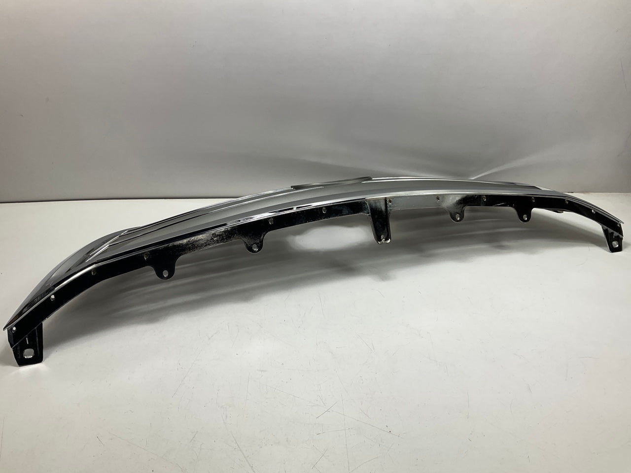 AFTERMARKET - Damaged Broken Clip - Front Chrome Grille For 2008-11 Lexus LX570