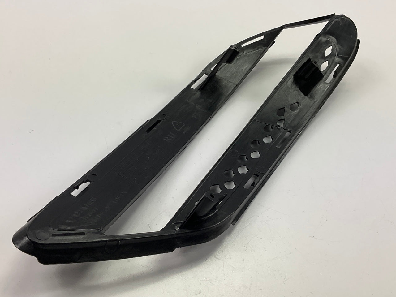 AFTERMARKET Front RIGHT Passenger Side Fog Light Bezel For 10-13 S450 S550