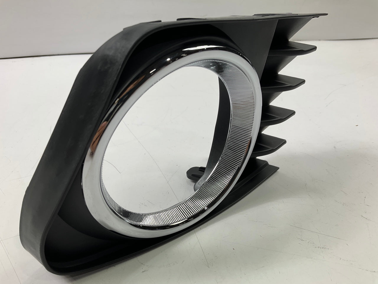 NEW - AFTERMARKET TO1039163 Fog Light Bezel Front Right 2012-2013 Toyota Prius V
