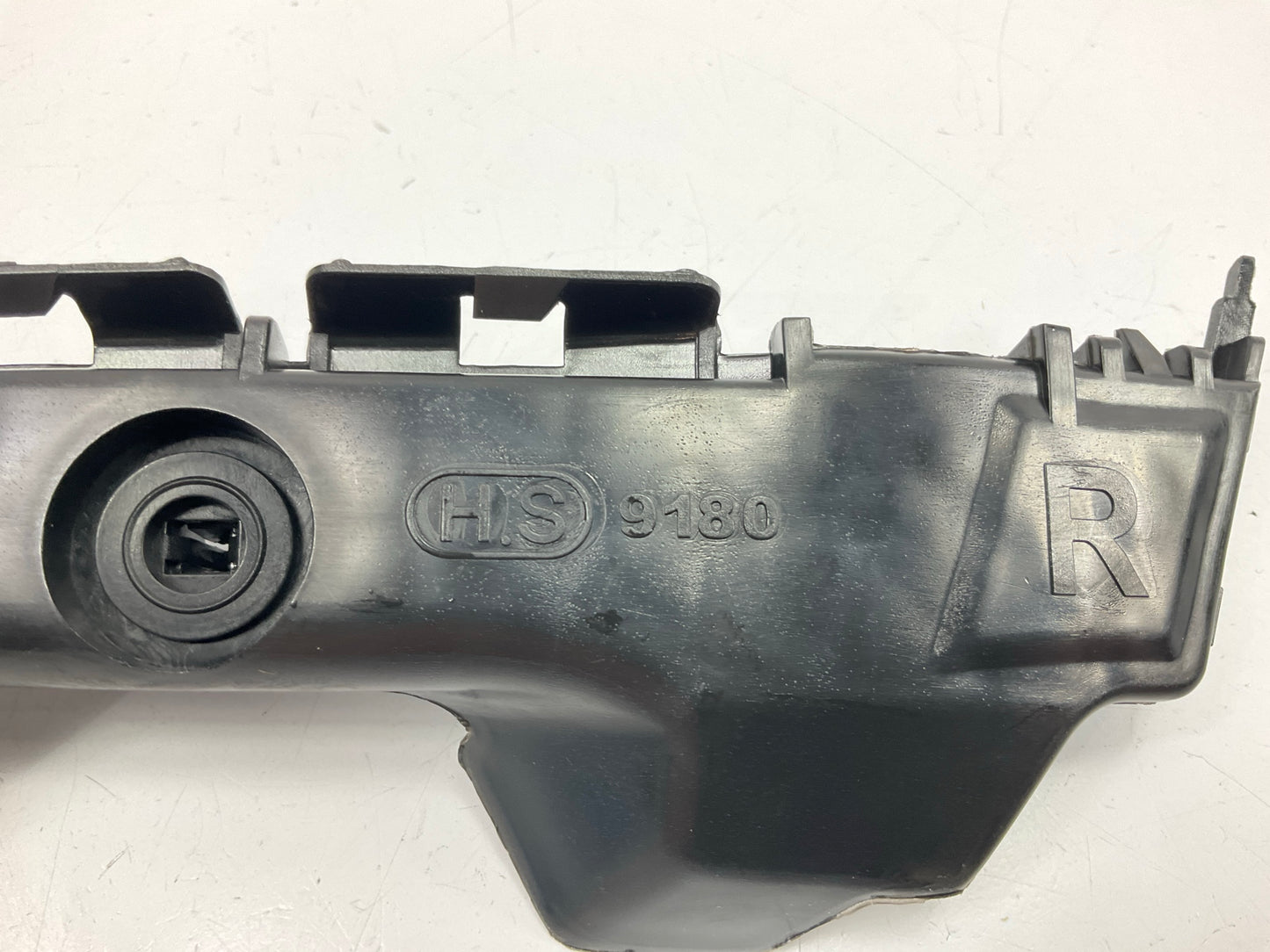 TO1133112 Rear Bumper Retainer Bracket, Right Passengers 2006-2011 Toyota Yaris