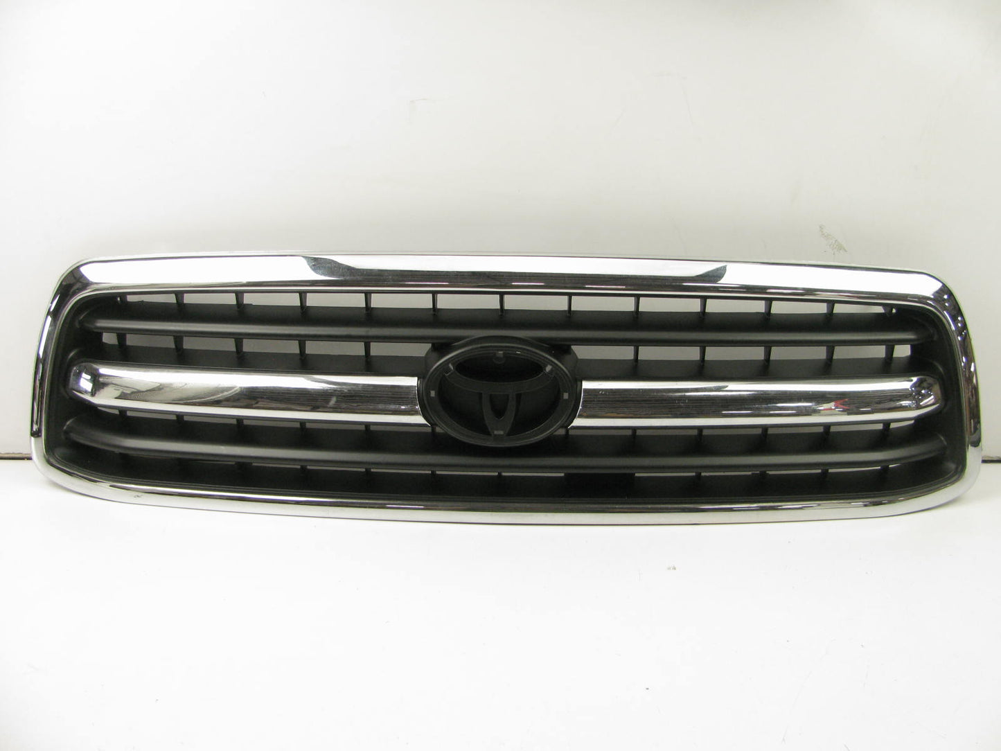 NEW AFTERMARKET Chrome Grille Shell W/ Black Insert For 2000-2002 Toyota Tundra