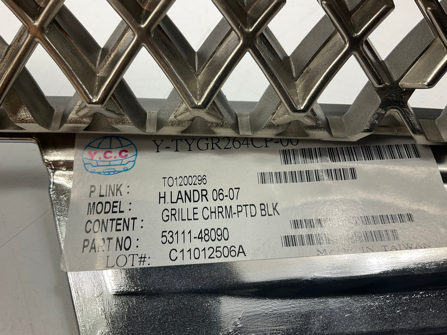 NEW AFTERMARKET Chrome Black Grille Insert  2006-2007 Toyota Highlander