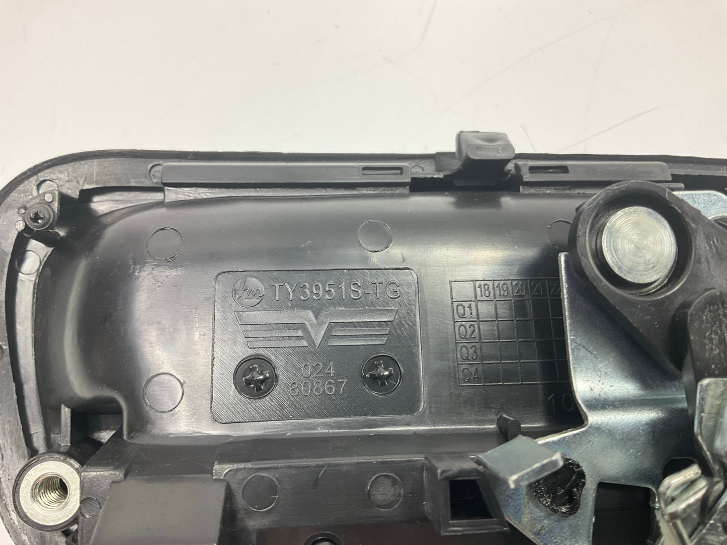 NEW AFTERMARKET - 2000-06 Toyota Tundra Tailgate Handle 690900C030C0