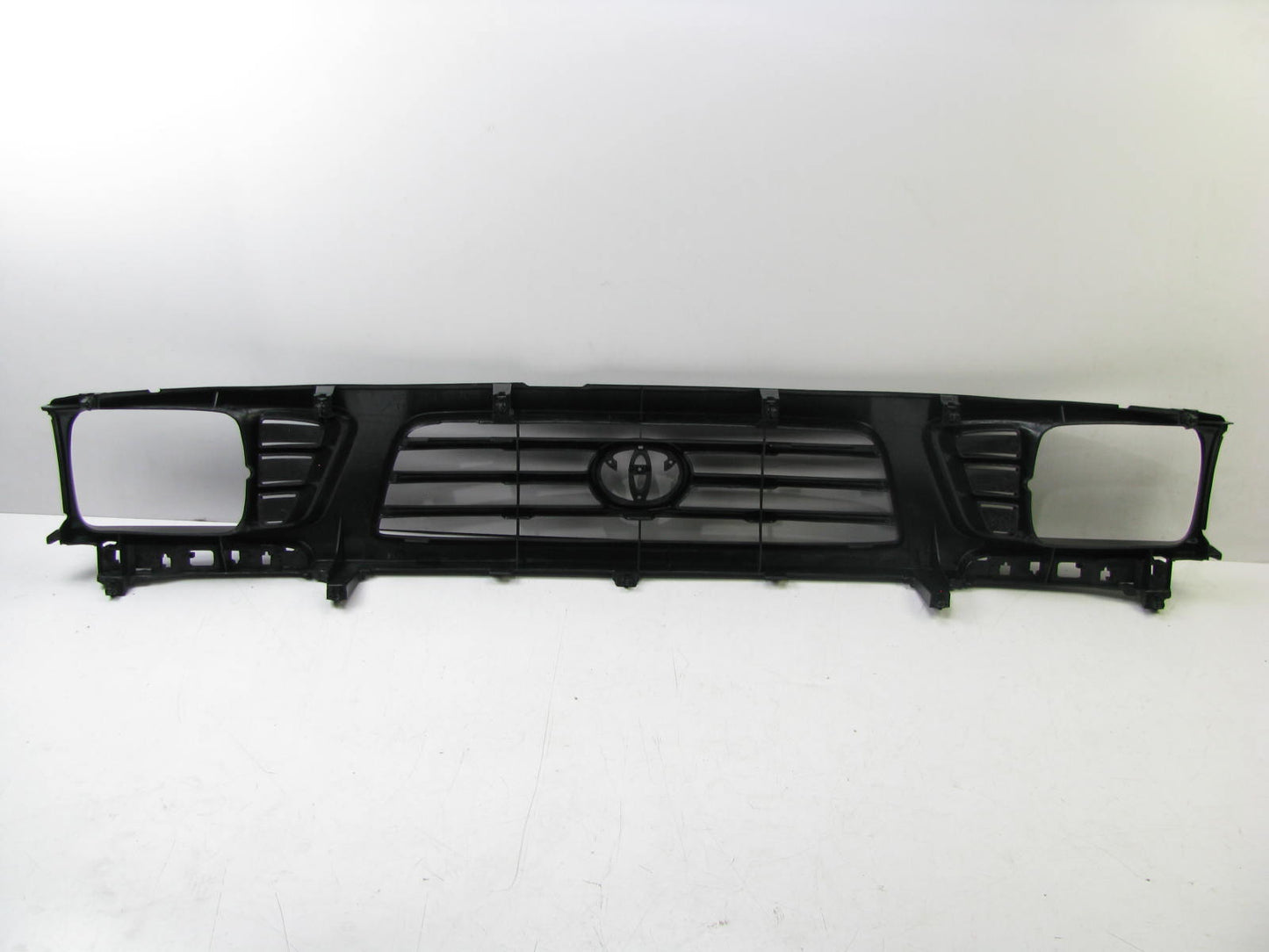 TY94-1010AB Front Replacement Grille Silver & Black For 1995-97 Tacoma 4WD