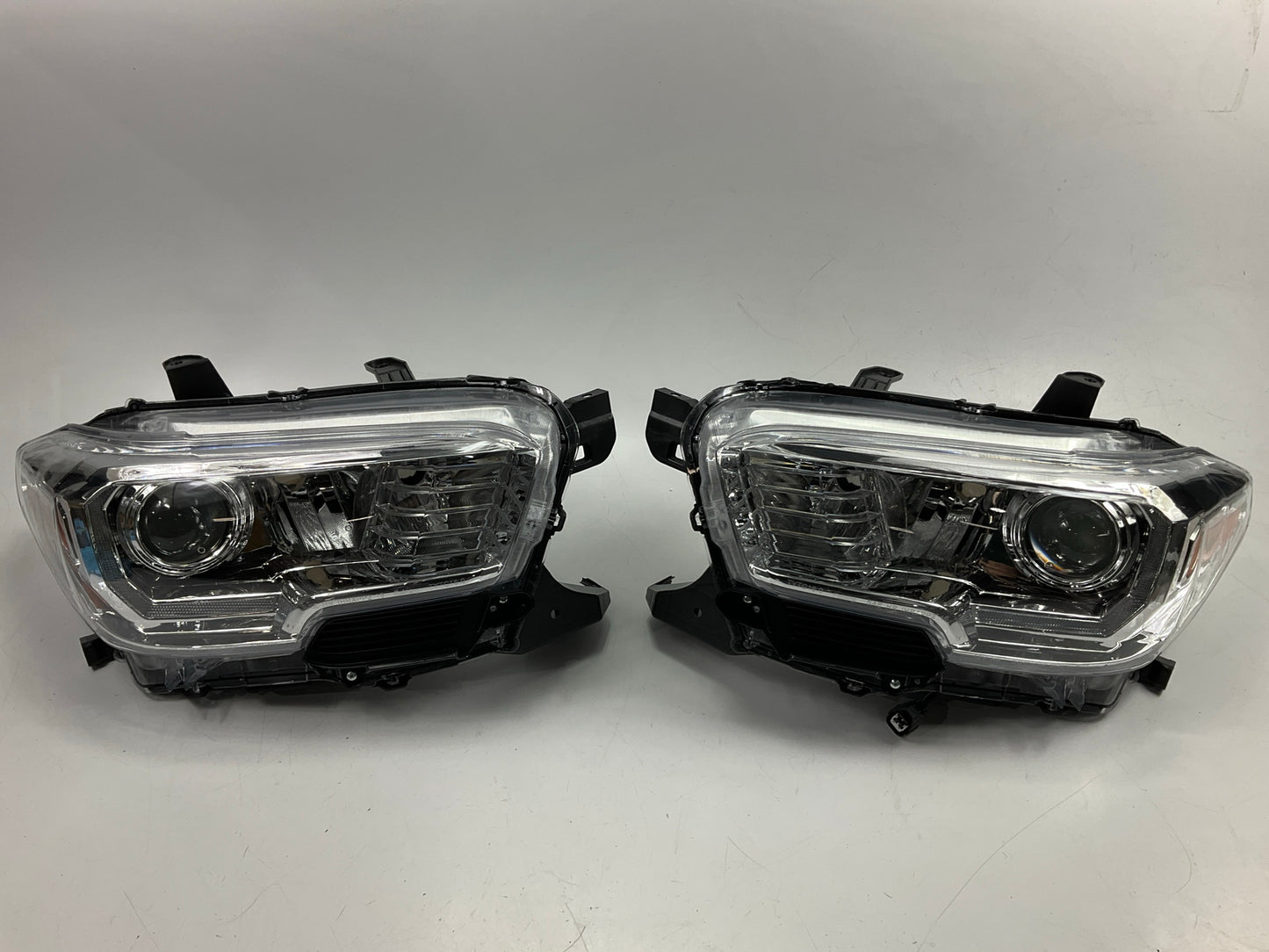 NEW Headlight Lamp Set Halogen Right & Left Headlamp - 2016-2018 Toyota Tacoma