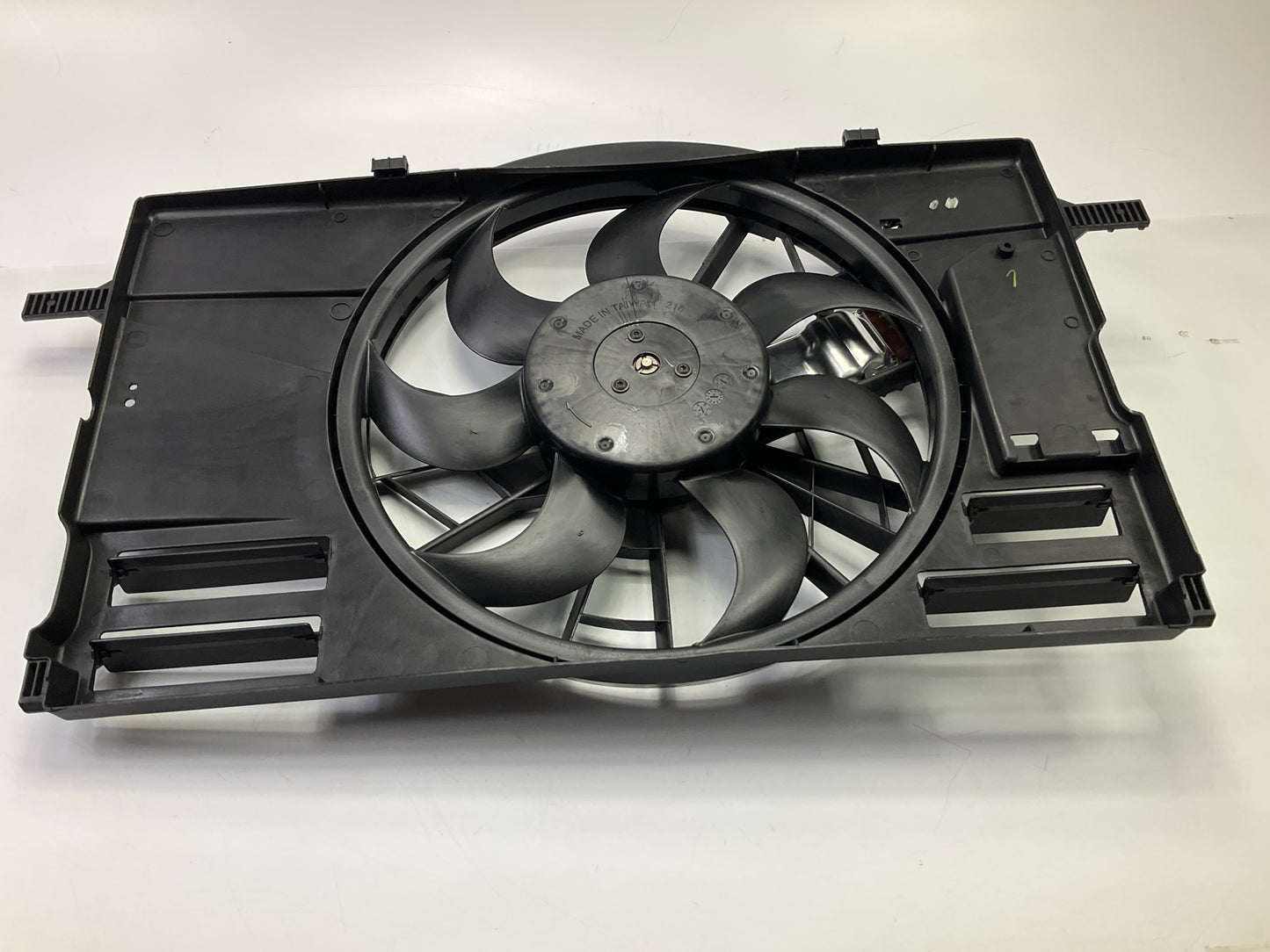 NEW AFTERMARKET VO3115111 Engine Cooling Fan Assembly