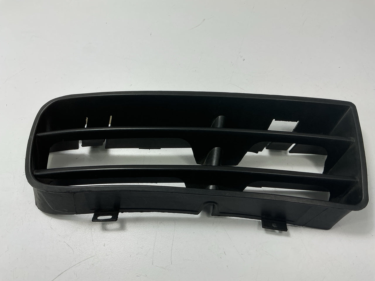 NEW AFTERMARKET - Front Right Passenger Bumper Fog Light Cover - VW1005109