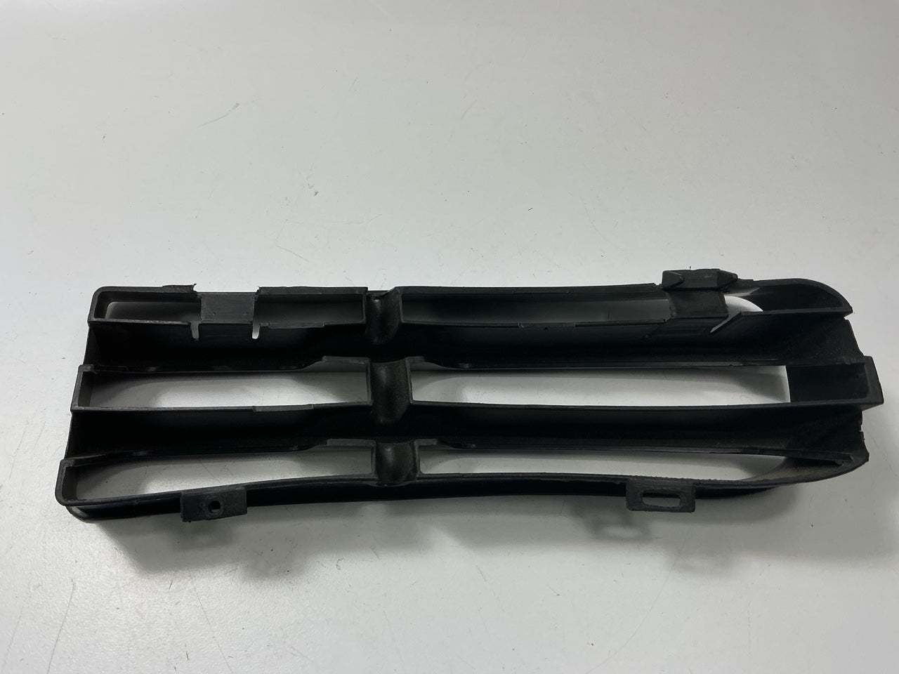 NEW AFTERMARKET - Front Right Passenger Bumper Fog Light Cover - VW1005109