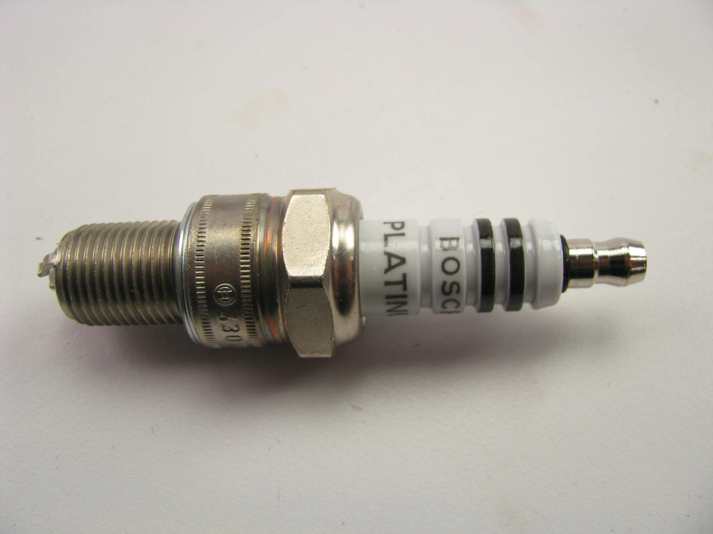 (4) Bosch 4307 PLATINUM +2 Spark Plugs WGR9DDP