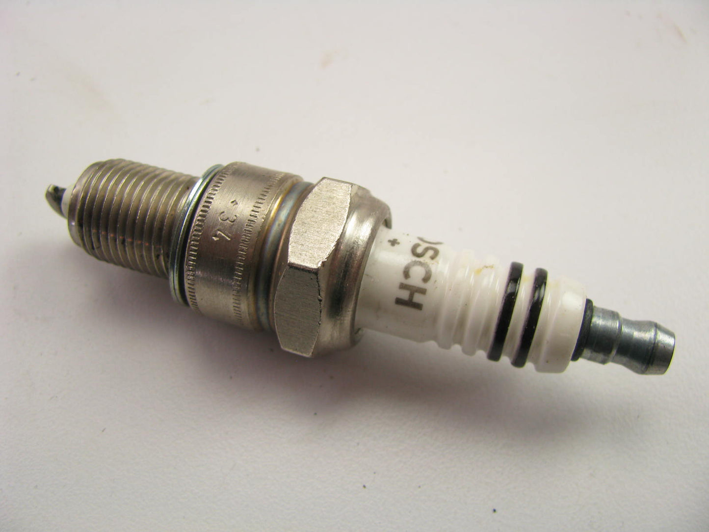 (4) Bosch 7909 Ignition Spark Plugs - Nickel