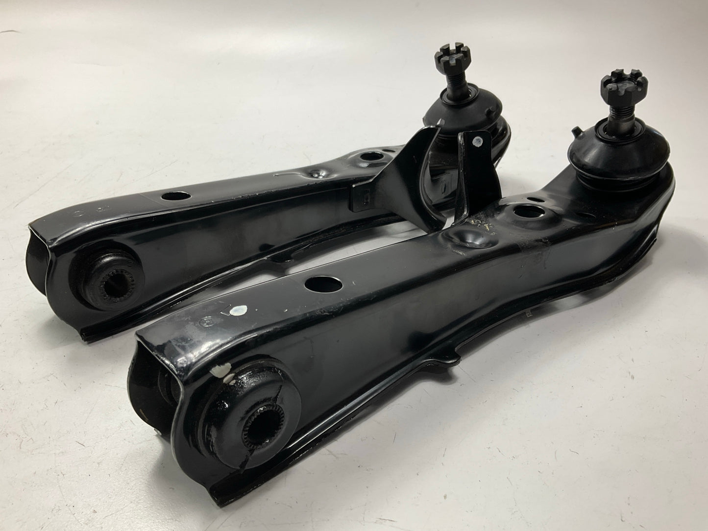 Front Lower Left And Right Suspension Control Arm For 1980-1982 Toyota Corolla