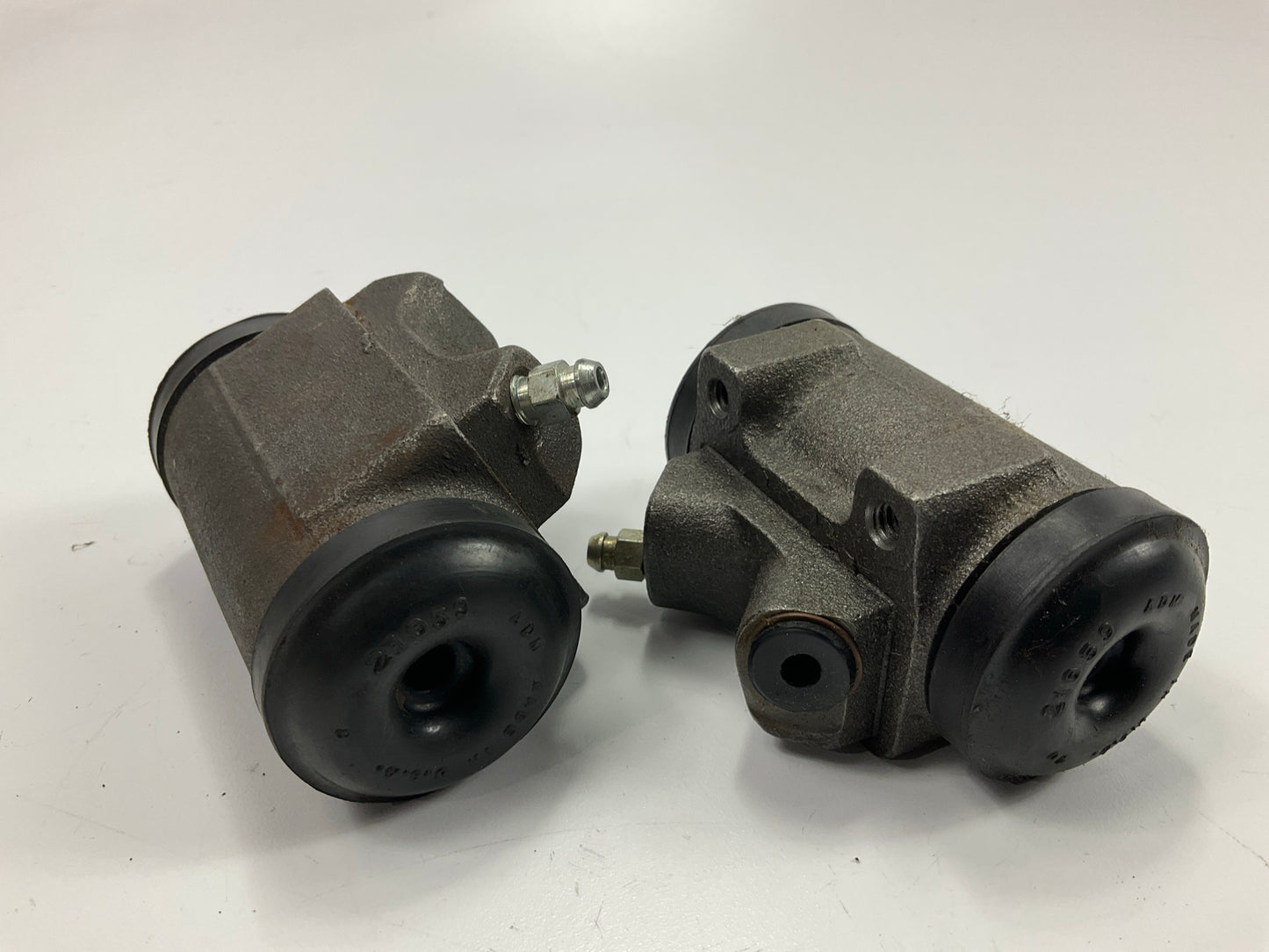 Bendix 33748 & 33749 Front Drum Brake Wheel Cylinder - Front Left & Right Set