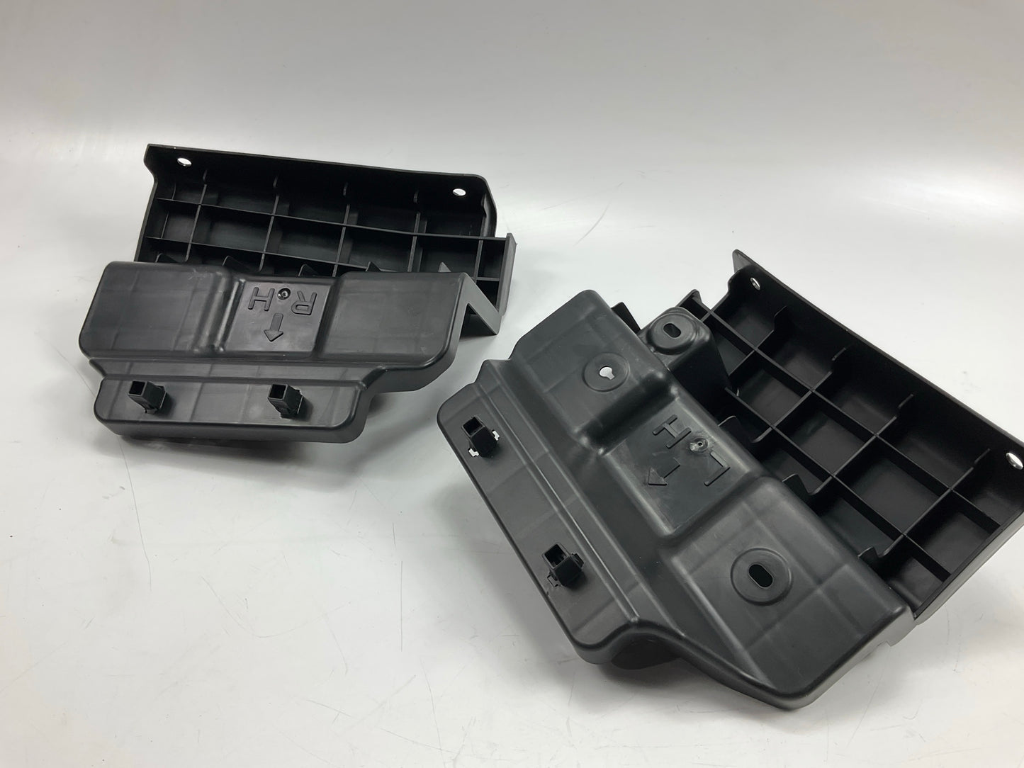 OEM Rear LEft & Right Bumper Cover Lower Bracket For 13-15 Sante Fe GLS