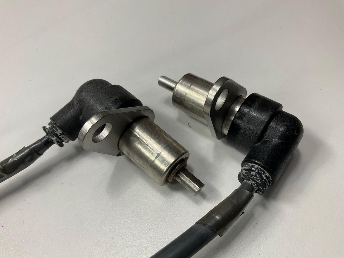 NEW GENUINE REAR LEFT & RIGHT ABS Wheel Speed Sensor 1992-1993 Mazda MX-3