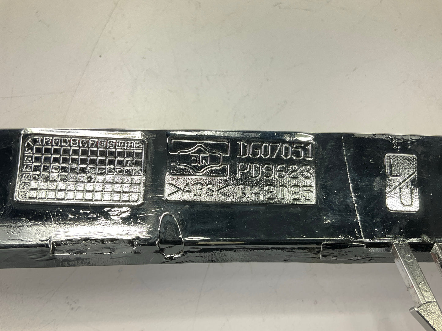 AFTERMARKET Front Right & Left Upper Grille Shell For 2003-2005 Neon