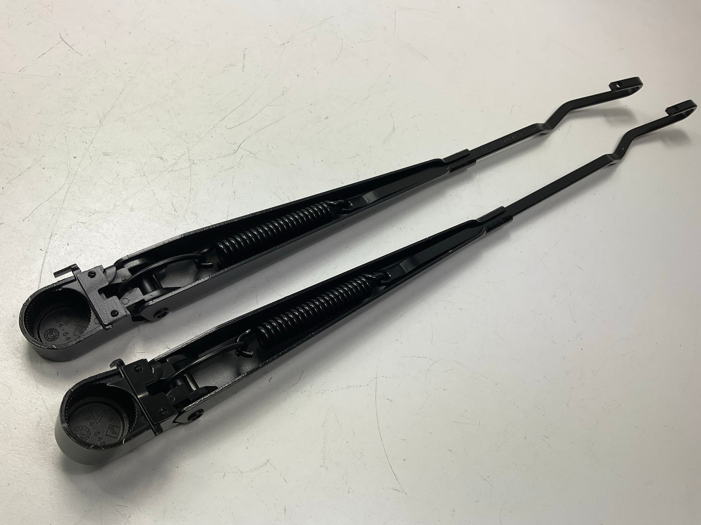 NOS OEM Ford F4ZZ-17526-A F4ZZ-17527-A Left & Right Wiper Arm Set 94-98 Mustang