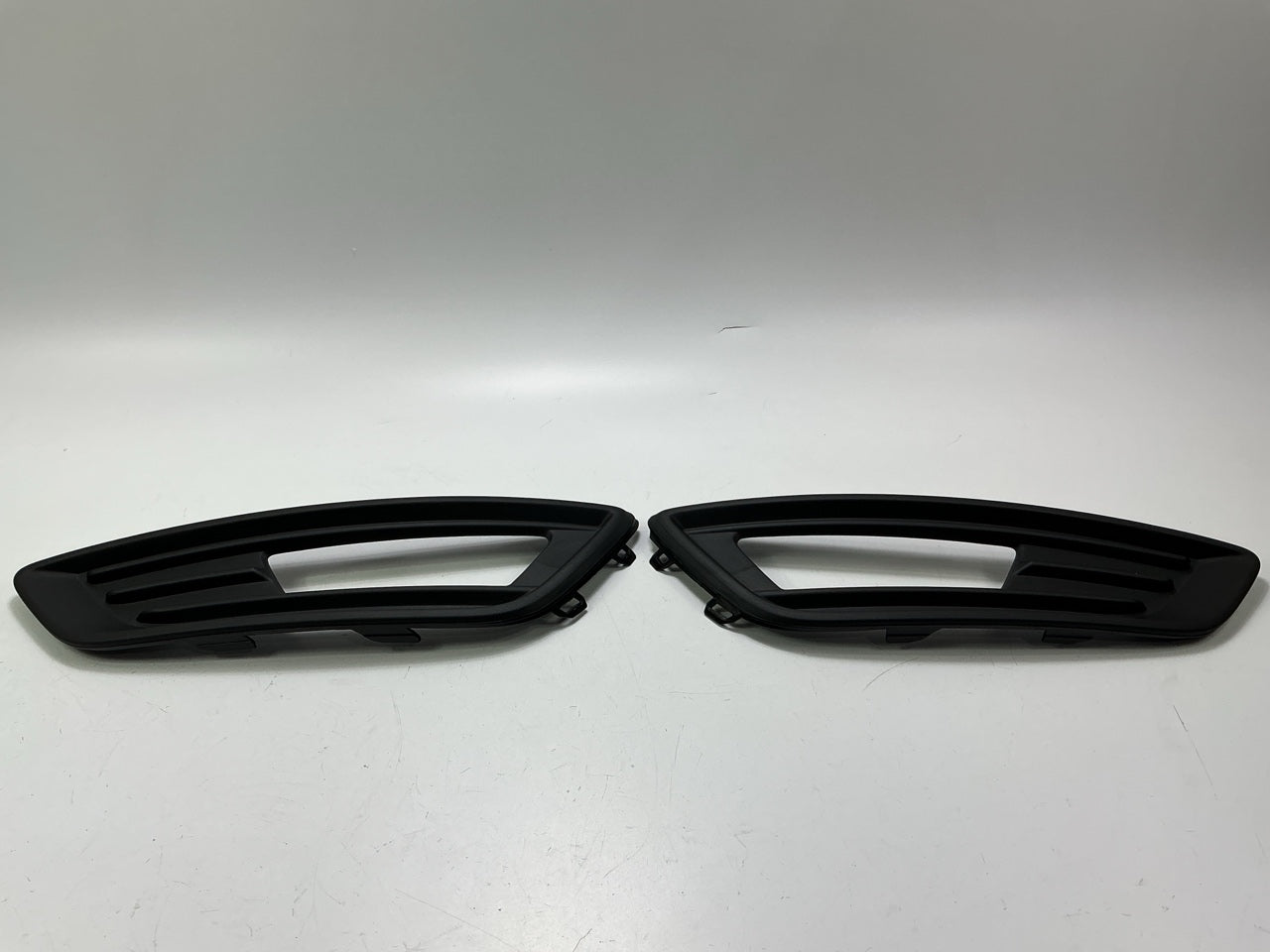Front Left & Right Fog Light Lamp Bezel For 2015-18 Ford Focus - AFTERMARKET