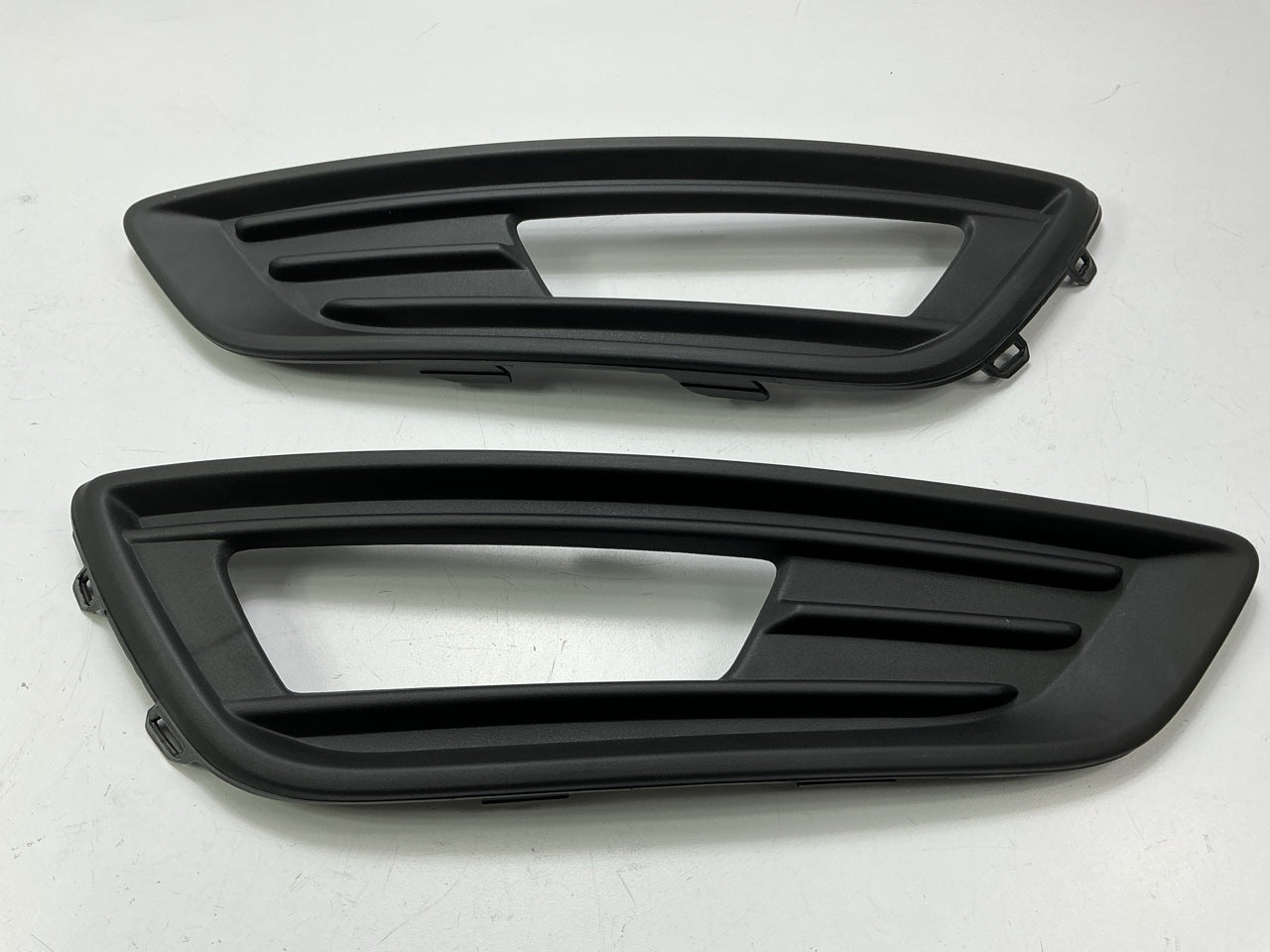 Front Left & Right Fog Light Lamp Bezel For 2015-18 Ford Focus - AFTERMARKET