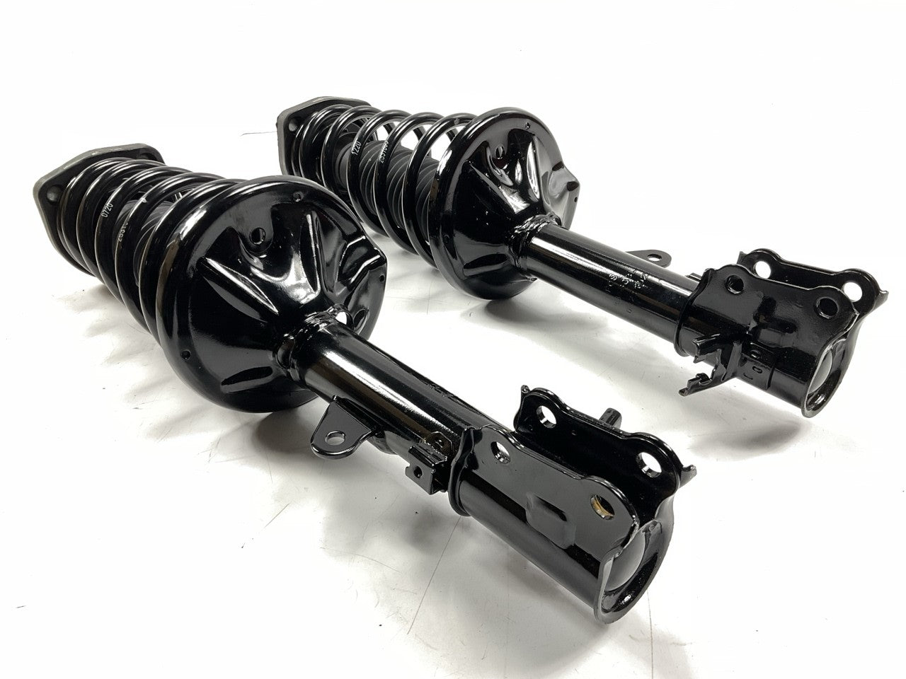 NEW Front Left + Right Complete Struts W/ Coil Springs For 03-08 Hyundai Tiburon